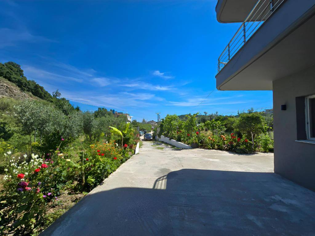 Deluxe Double Room (2 Adults + 1 Child)